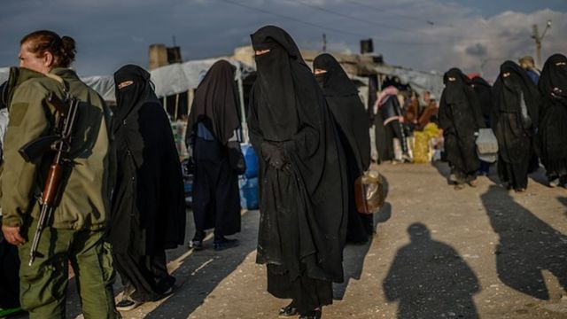 SDG, IŞİD'den kaçan kadınları kamplara yerleştiriyor.