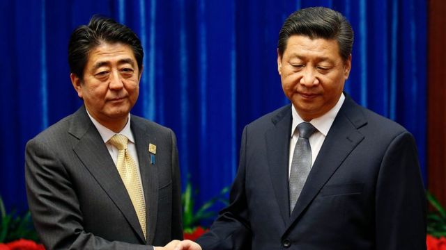 Cựu Thủ tướng Shinzo Abe bắt tay Chủ tịch Trung Quốc Tập Cận Bình