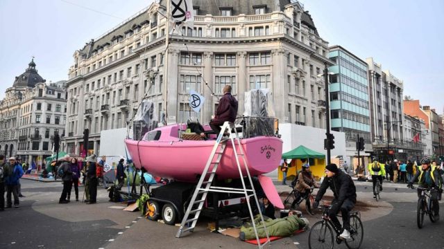 周一（15日），抗議者將一艘粉色的小船安放在牛津街圓形廣場（Oxford Circus）。