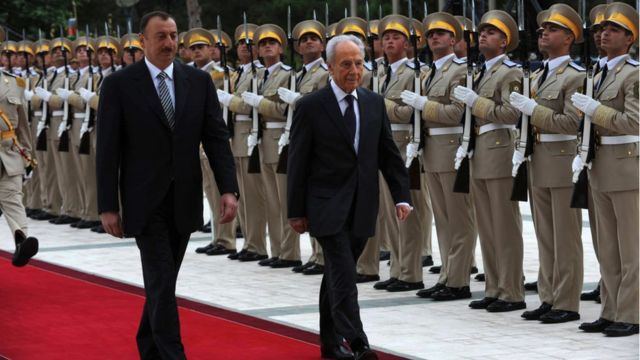شیمون پرز در سال ۲۰۰۹، نخستین رئیس‌جمهور اسرائیل بود که در سفری رسمی به باکو رفت