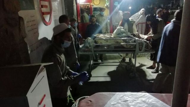 منظر لمدخل مستشفى بعد الإبلاغ عن انفجارين خارج مطار حامد كرزاي الدولي، أفغانستان في 26 أغسطس/آب 2021