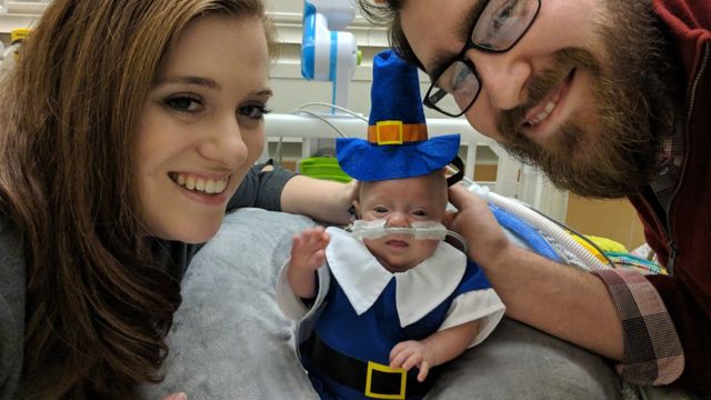 Connor vestido para o Dia de Ação de Graças, em novembro de 2018, ao lado dos pais
