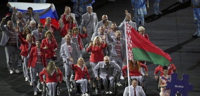 ベラルーシ選手団のひとりが出場禁止のロシアの国旗を掲げていたため、係員が急ぎ没収する一幕も