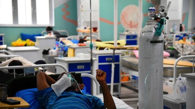 Um paciente COVID-19 recebe oxigenoterapia para tratar problemas respiratórios no Centro de Isolamento do Estado de Lagos, em Yaba, Lagos, na Nigéria, em 22 de janeiro de 2021
