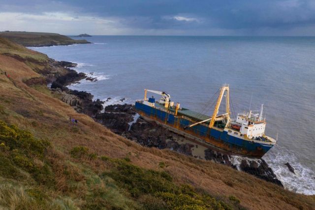 Imagen del barco fantasma abandonado Alta atrapado en las rocas de la costa irlandesa