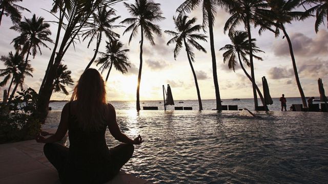Maldivler'de yoga yapan bir kadın