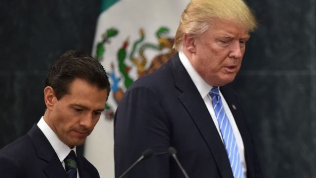 メキシコのエンリケ・ペニャニエト大統領（左）と米共和党大統領候補のドナルド・トランプ氏