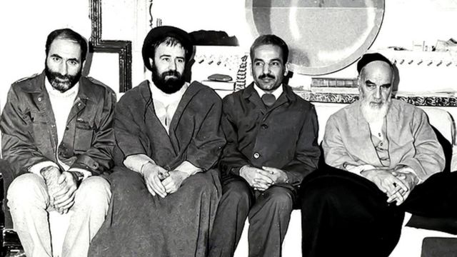 محمد علی رجایی (نفر دوم از سمت راست) و بهزاد نبوی (نفر اول از سمت چپ) مسوولیت اصلی مذاکرات پایان بحران گروگان‌گیری را برعهده داشتند