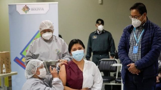 Mujer es vacunada en Bolivia