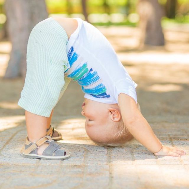 Niño en una pose de yoga