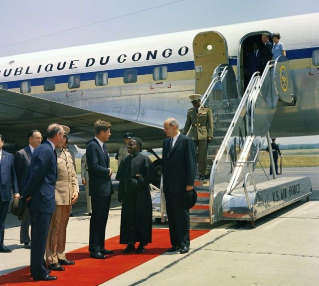 Presiden John F.Kennedy menyapa Fulbert Youlou, Presiden Republik Kongo (Brazzaville)