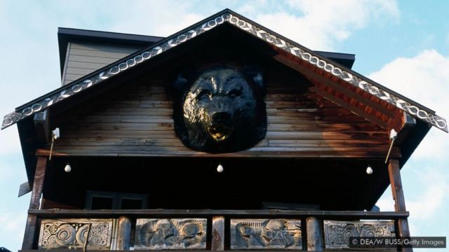 Casa Ainu com emblema de urso