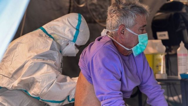 Foto de perfil de muito triste corona vírus paciente doente