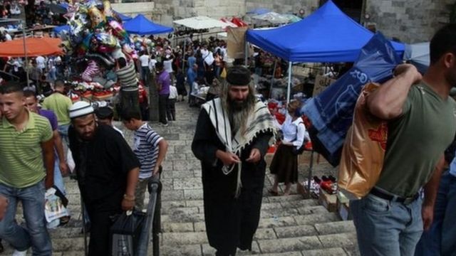 Wayahudi na Waislamu katika lango la Damscus mjini Jerusalem