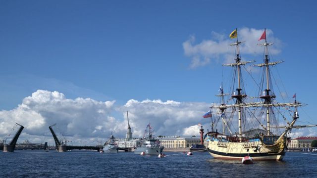 Фото: парады в честь Дня военно-морского флота России - BBC News