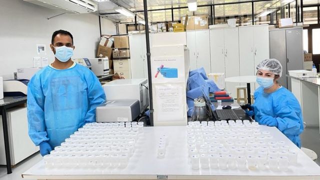 Dupla de cientistas trabalhando no laboratório da UFMG
