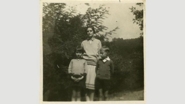 幼年莱维与母亲艾斯特（Ester）、妹妹安娜·玛利亚（Anna Maria）（Credit: Archivio Fondazione CDEC, Milano）(photo:BBC)