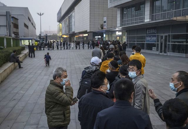 People in Beijing line up for nucleic acid testing.