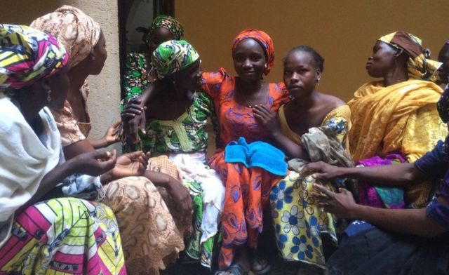 Une fille de Chibok entourée par les membres de sa famille
