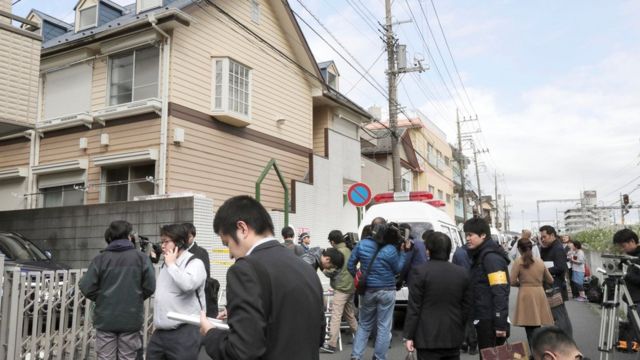 Jornalistas se reúnem em frente a um prédio de apartamentos onde nove corpos teriam sido encontrados em Zama, província de Kanagawa, Japão, nesta foto tirada pela Kyodo em 31 de outubro de 2017