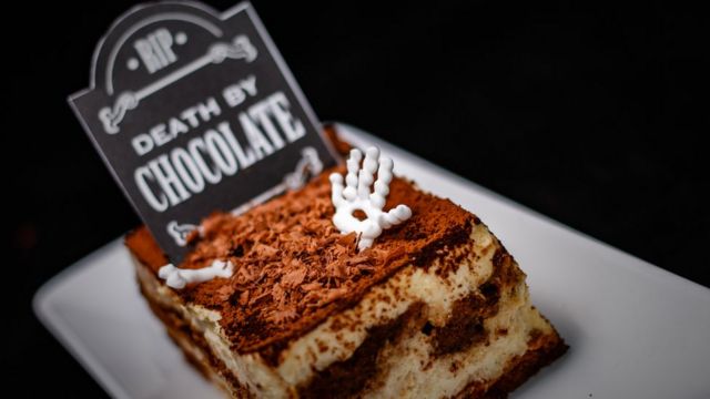 Пирожное с надписью "смерть шоколадом"