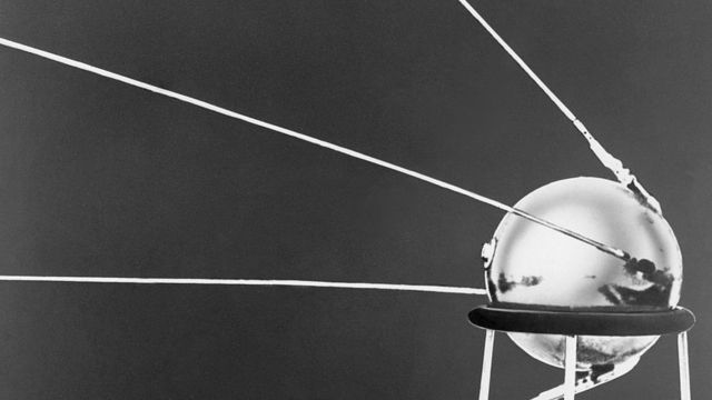 سبوتنيك 1 كان أول قمر صناعي ينطلق إلى الفضاء في مدار حول الأرض عام 1957
