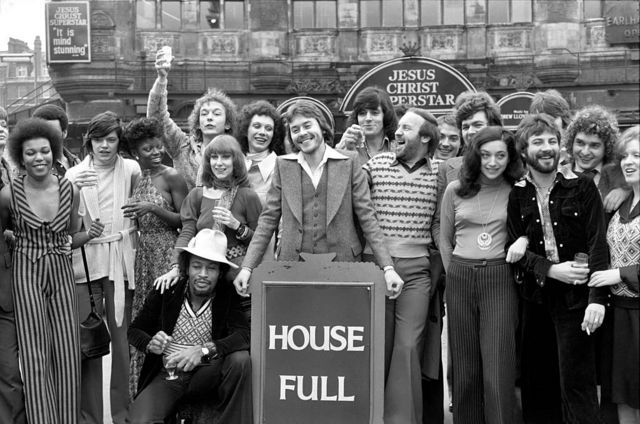 Январь 1975 г. Труппа JCS празднует 1000-ю постановку спектакля на сцене лондонского театра "Палас".