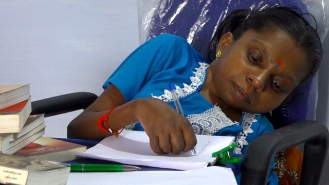 வாழ்வை முடக்கிய நோய்ப் பாதிப்பை வெல்லும் கவிஞர் யாழினிஸ்ரீ