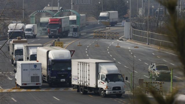 北朝鮮の開城工業団地から韓国に戻ってきた大型トラックの列(11日)