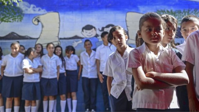 Niños en una escuela en El Salvador.