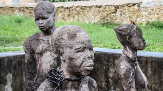 Estátua de pessoas escravizadas no leste da Ásia