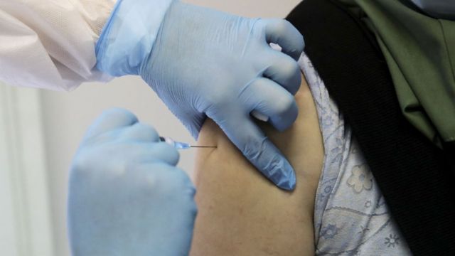 Persona recibiendo vacuna contra el coronavirus en Rusia.