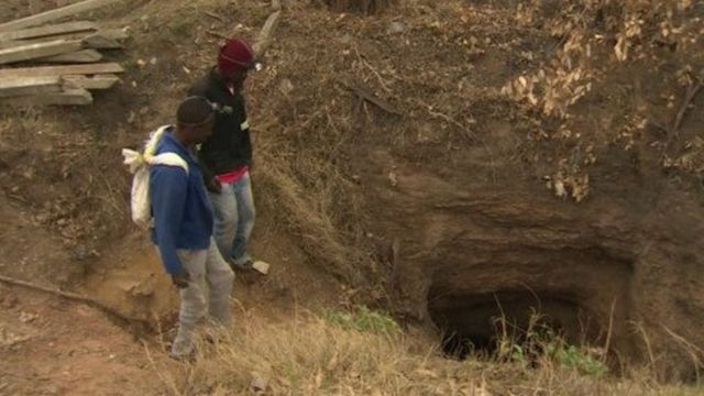 Des mineurs clandestins, utilisent souvent des méthodes artisanales pour exploiter les minerais