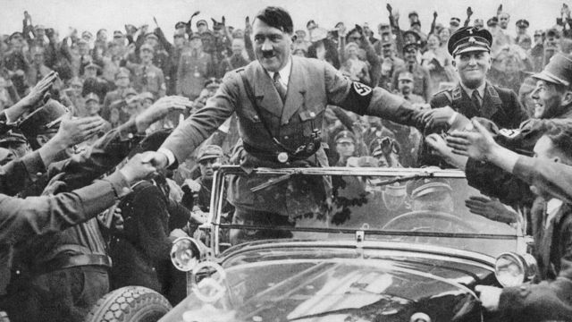 Apoiadores dão as boas-vindas ao então chanceler alemão Adolph Hitler em Nuremberg em 1933