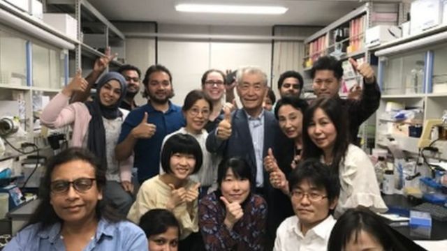 日本的本庶佑和学生在一起
