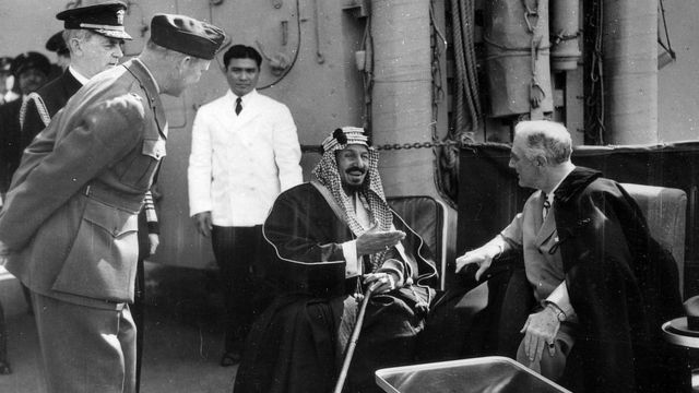 El fundador de Arabia Saudita, el rey Abdulaziz y el presidente Roosevelt.