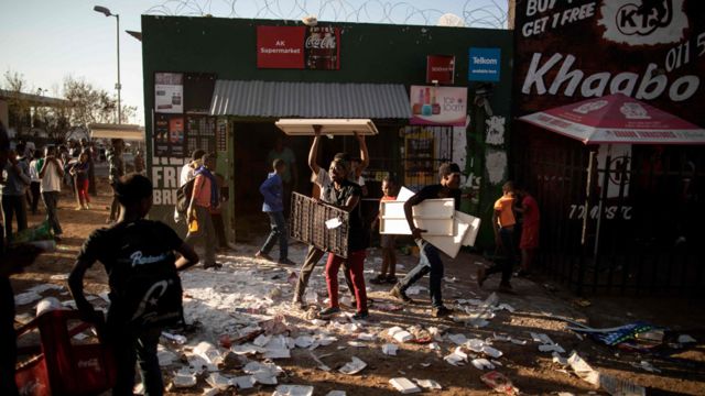 Abasahuzi bariko biba ibidandazwa mu mangazini y'umunyamahanga i Soweto muri Johannesburg itariki 29 z'ukwezi kw'umunani, 2018