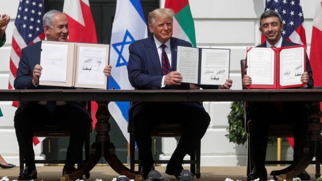 Trump en medio del primer ministro de Israel y el canciller de Emiratos Árabes Unidos