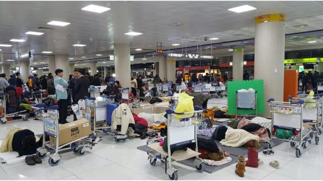 済州国際空港が閉鎖されフライトが運航中止になったため、出発ロビーで足止めされた旅行客たち（25日早朝）