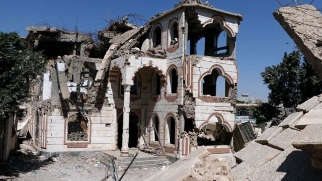 منزل بعد تدميره في غارة جوية نفذتها طائرات التحالف بقيادة السعودية في 5 فبراير/شباط 2021 في صنعاء ، اليمن.
