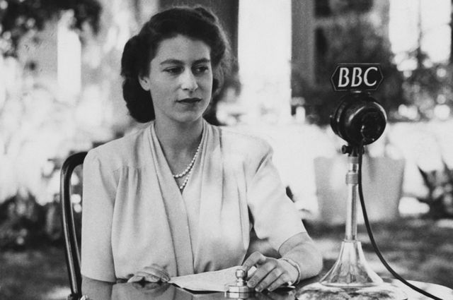 La princesa Isabel hace una transmisión desde los jardines de la Casa de Gobierno en Ciudad del Cabo, Sudáfrica, el 21 de abril de 1947.