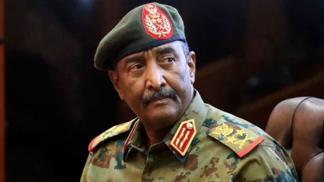 هل وضع البرهان القوى المدنية السودانية في مأزق بانسحابه من المفاوضات؟- صحف عربية - BBC News عربي