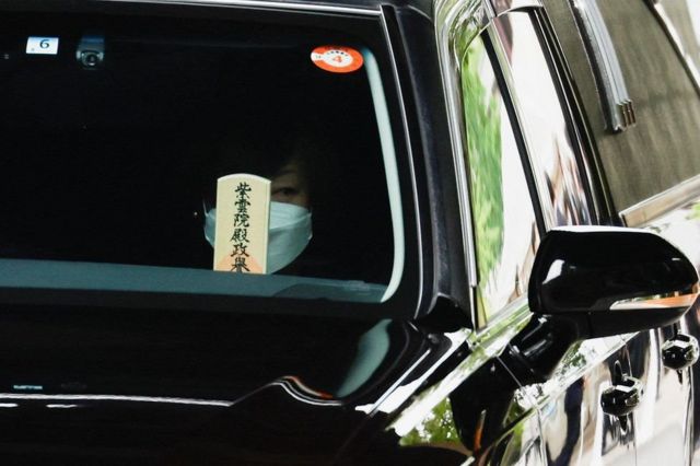 Akie Abe cầm di ảnh của chồng sau tang lễ