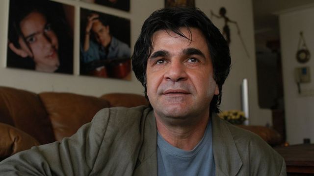 همسر آقای پناهی می‌گوید که او به دلیل حکمی که ۱۲ سال پیش صادر شده زندانی شده است