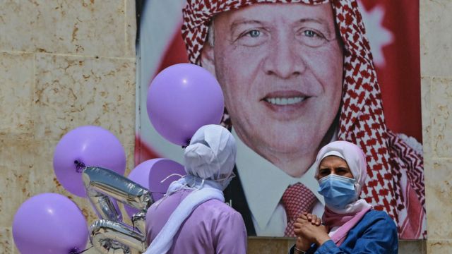 حكم القضاء الأردني على امرأة بالسجن عاما مع وقف التنفيذ بتهمة "إطالة اللسان على الملك"