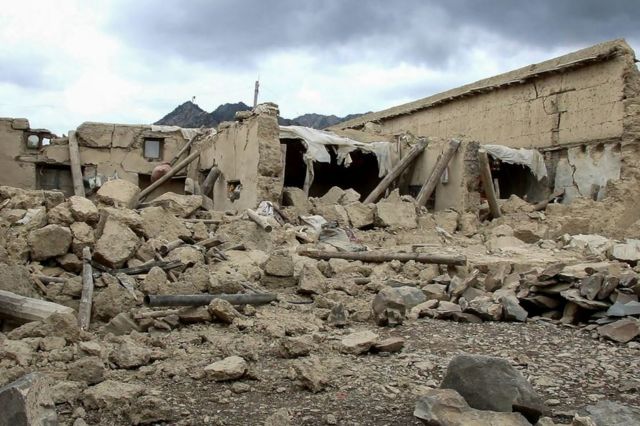 Rumah hancur setelah gempa di Afghanistan