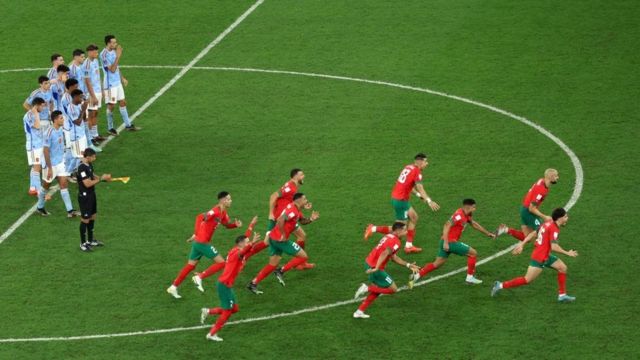 لاعبو المغرب يحتفلون بعد فوزهم بركلات الترجيح على أسبانيا في دور الستة عشر باستاد المدينة التعليمية (تصوير أليكس غريم)
