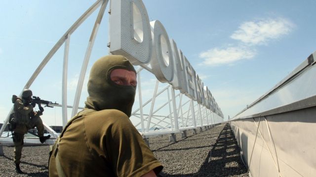 Militantes pró-Rússia em invasão a aeroporto de Donetsk em 2014