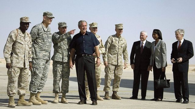 الرئيس الاسبق جورج بوش في قاعدة عين الأسد عام 2007