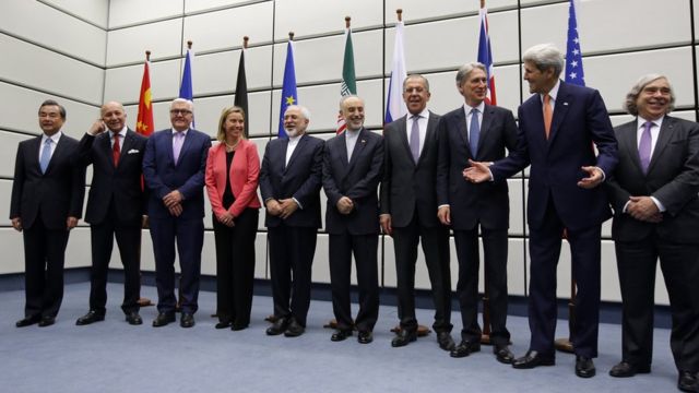 أرشيف: صورة جماعية لوزراء خارجية القوى العالمية الخمس ورئيس منظمة الطاقة الذرية في إيران علي أكبر صالحي في مبنى الأمم المتحدة 14 يوليو/تموز 2015